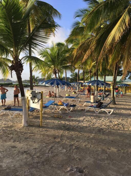 Blue Lagoon Appart En Residence Acces Plage Le Gosier  Esterno foto